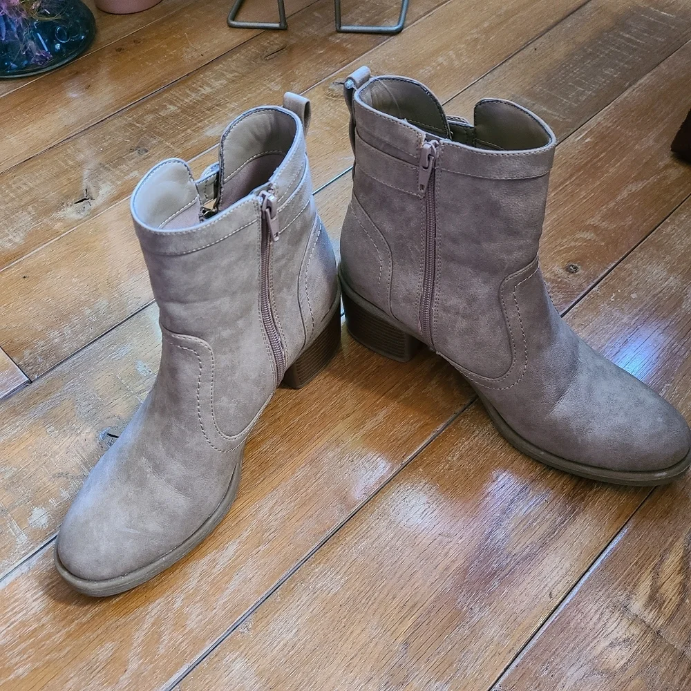 G by Guess Lezlee Zip Up Boots Tan Beige Size 9 - Picture 2 of 13